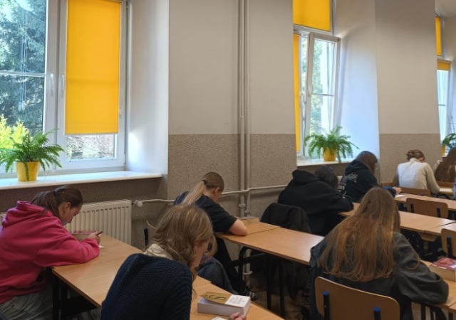 Uczestnicy w trakcie etapu szkolnego konkursu